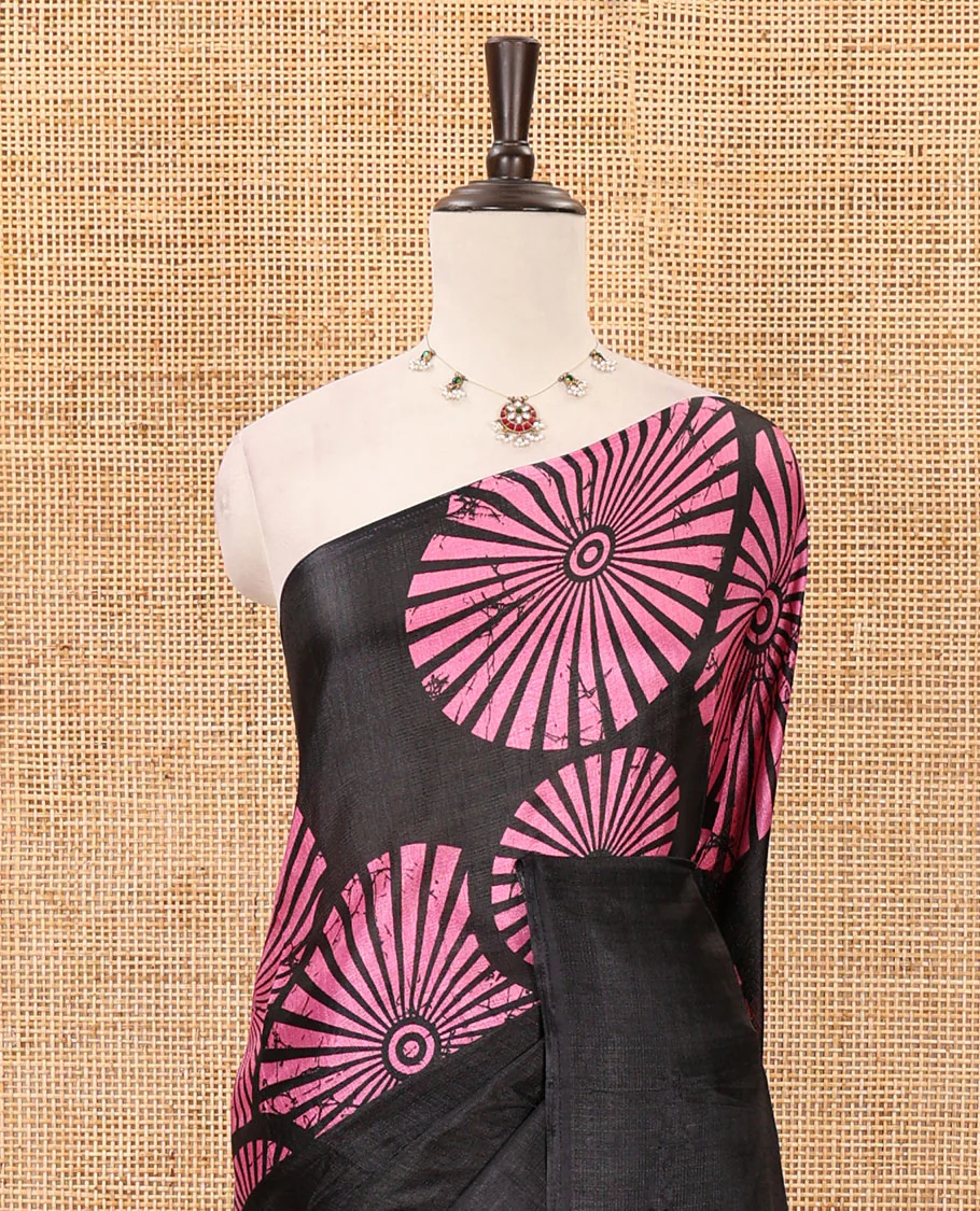 Black-base plain body khadi cotton saree with batik-style pink-color radiant sunburst design on its border & pallu, plain black blouse - Image 3