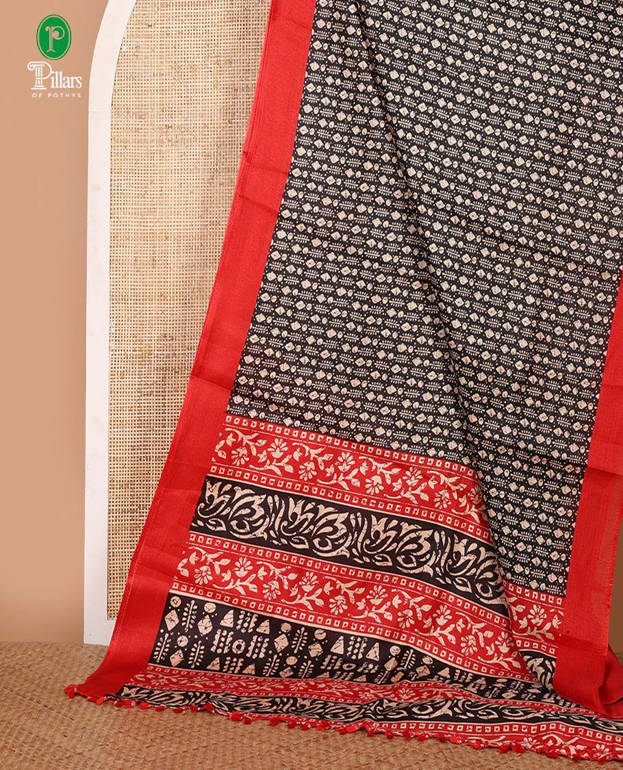 Black batik-style geometric motifs block printed khadi cotton saree,contrast border, batik floral print pallu & plain red blouse - Image 3