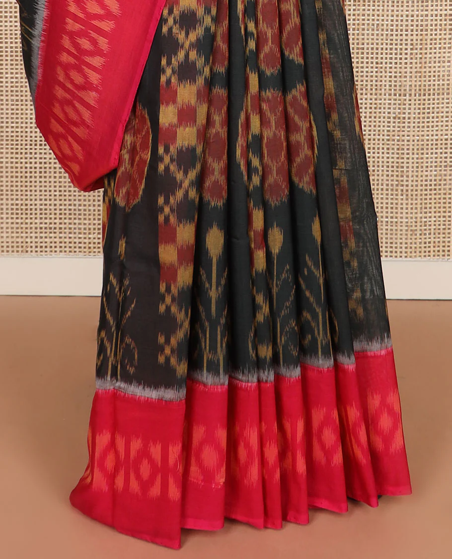 Black floral & checks Pochampally cotton saree, contrast ikkat border & pallu of ikkat jaal design - Image 4