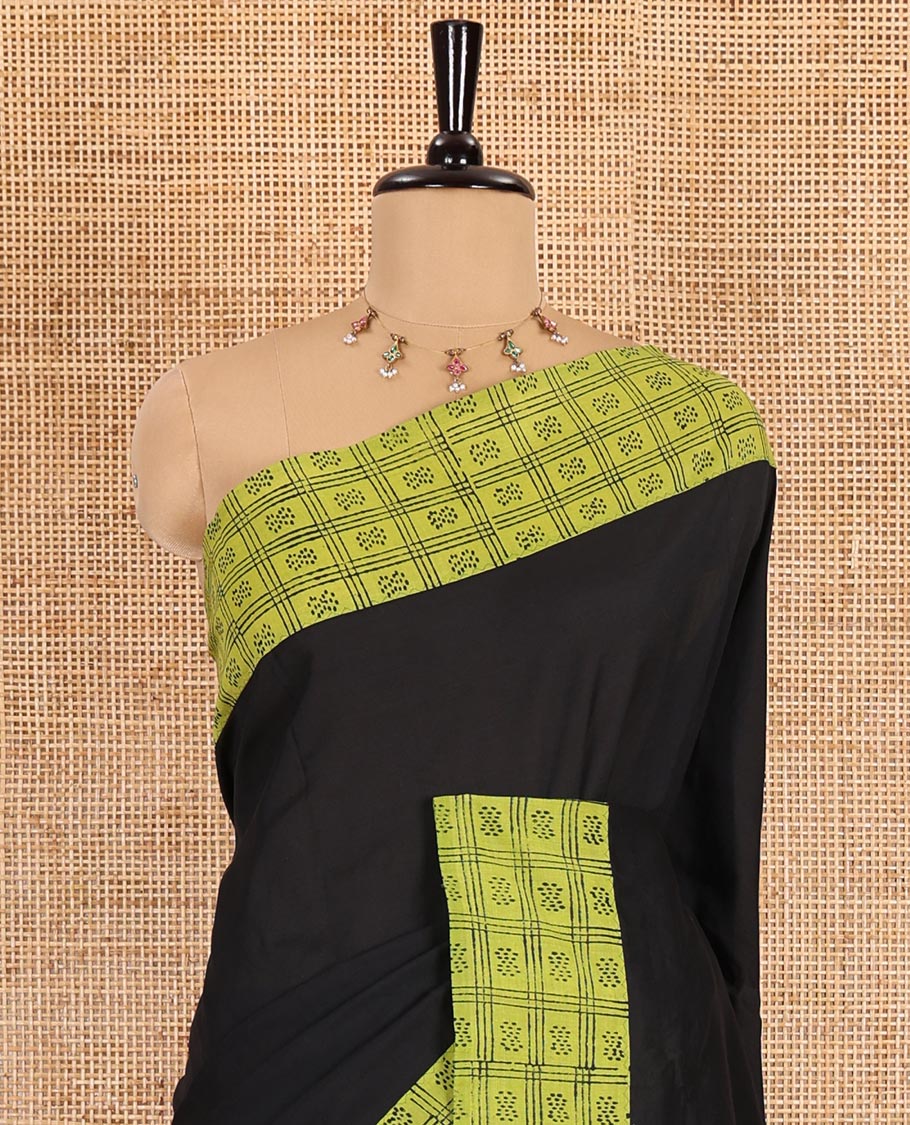 Black plain South cotton saree, contrast block printed border, and pallu of butta enclosed checks print, and block printed blouse - Image 3