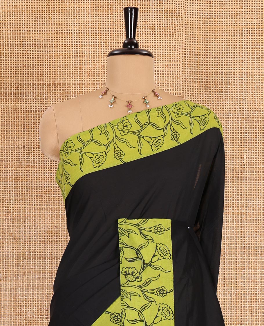 Black plain South cotton saree, contrast block printed border, and pallu of floral vine print, and floral vine printed blouse - Image 3