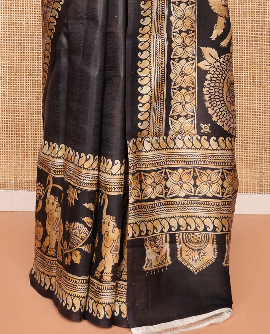 Black Printed Silk Saree Featuring Temple Interior Architecture-Inspired Motifs Print, Enhanced by an Intricately Detailed Border, a Grandly Printed Pallu, and Paired with a Matching Blouse Steeped in Elegant Paisley Motifs - Image 4