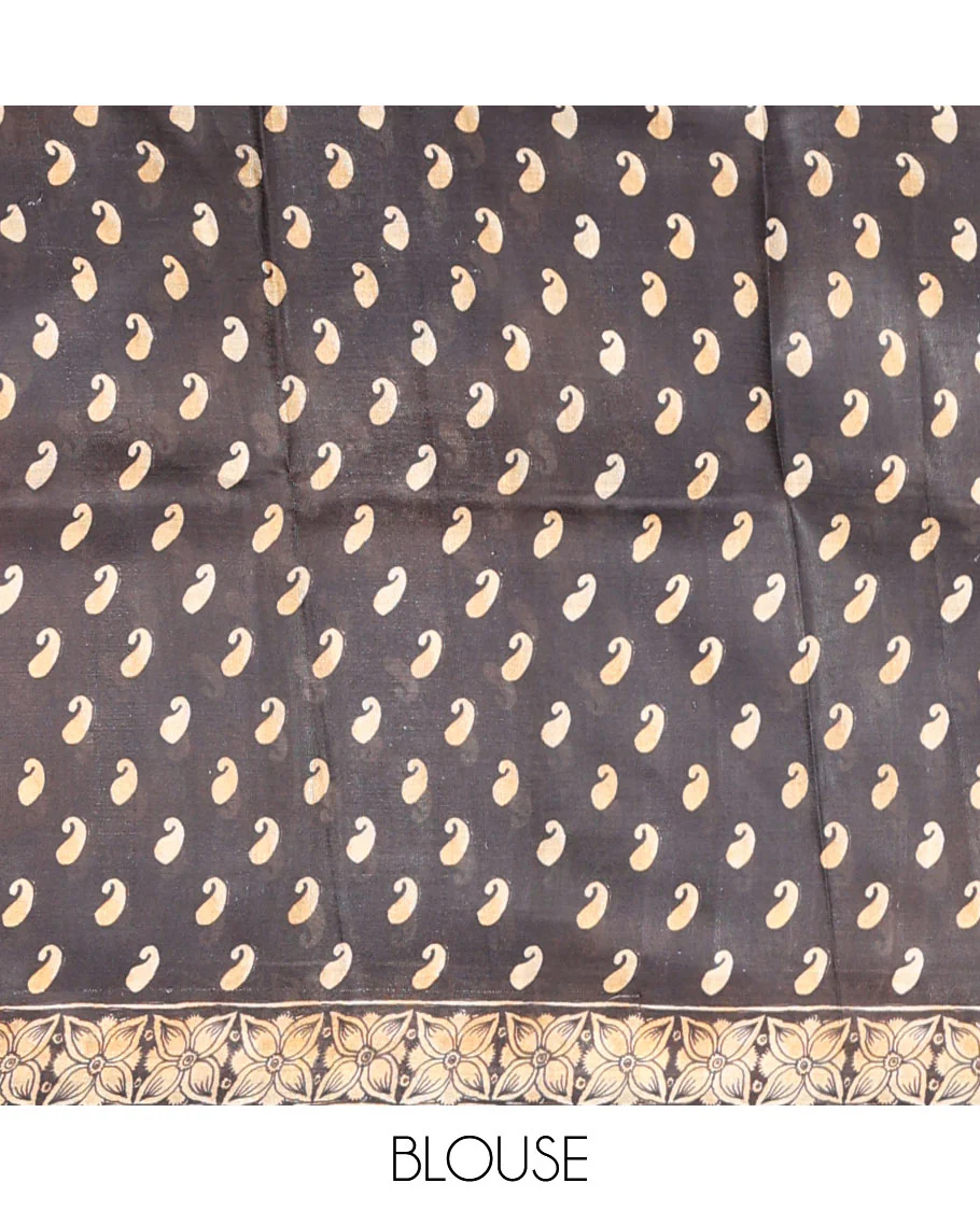 Black Printed Silk Saree Featuring Temple Interior Architecture-Inspired Motifs Print, Enhanced by an Intricately Detailed Border, a Grandly Printed Pallu, and Paired with a Matching Blouse Steeped in Elegant Paisley Motifs - Image 5