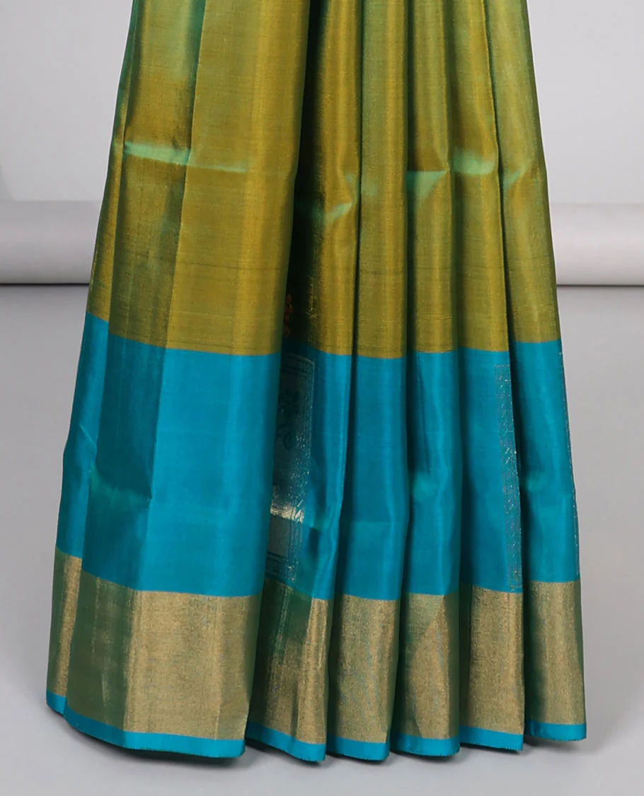 Green floral design uppada silk saree with contrast zari border & floral enclosed with checked design pallu - Image 4