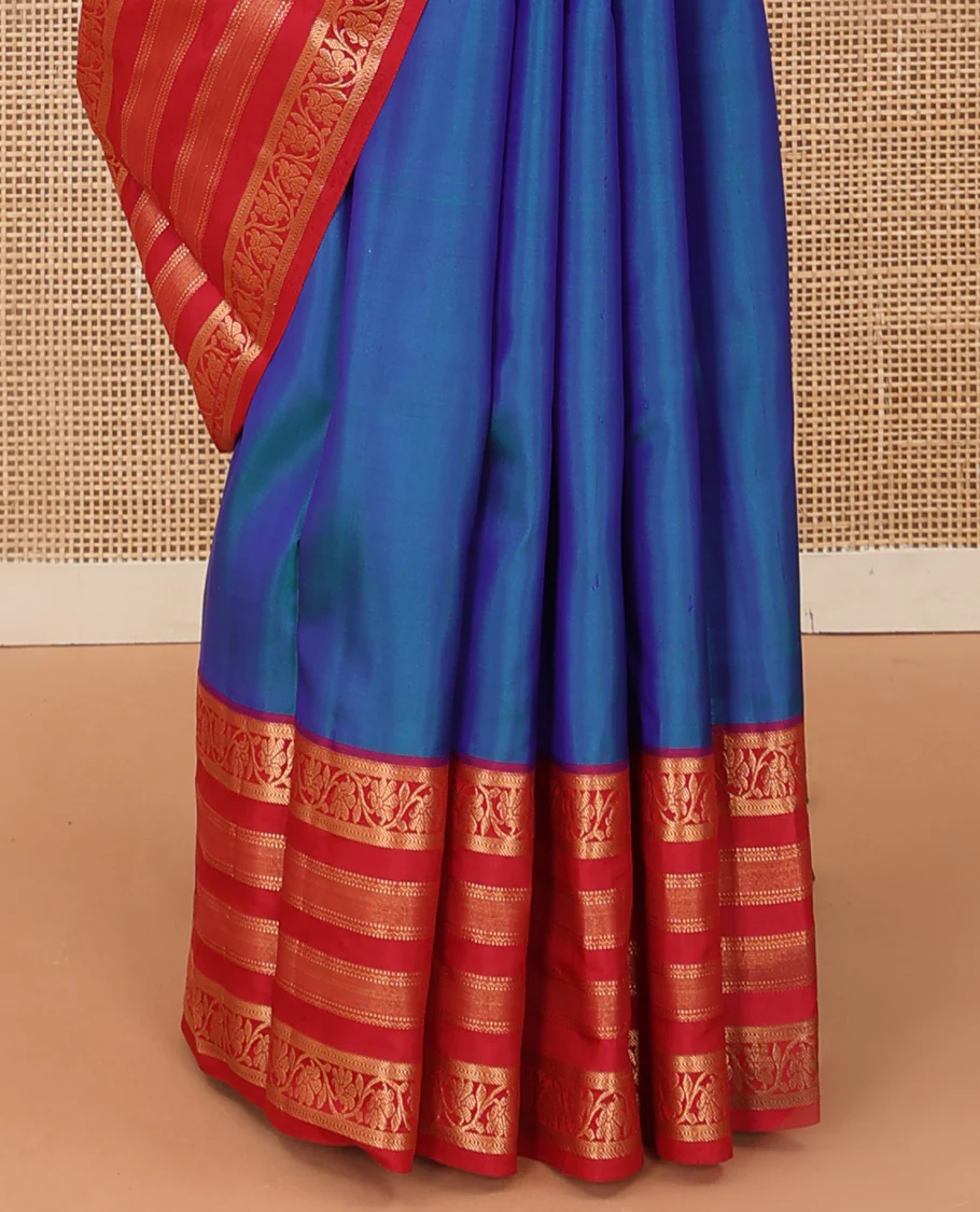 Blue plain Kanchipuram silk saree, contrast border of muthu, neli, and kodi visiry designs, and diagonally woven pallu - Image 5