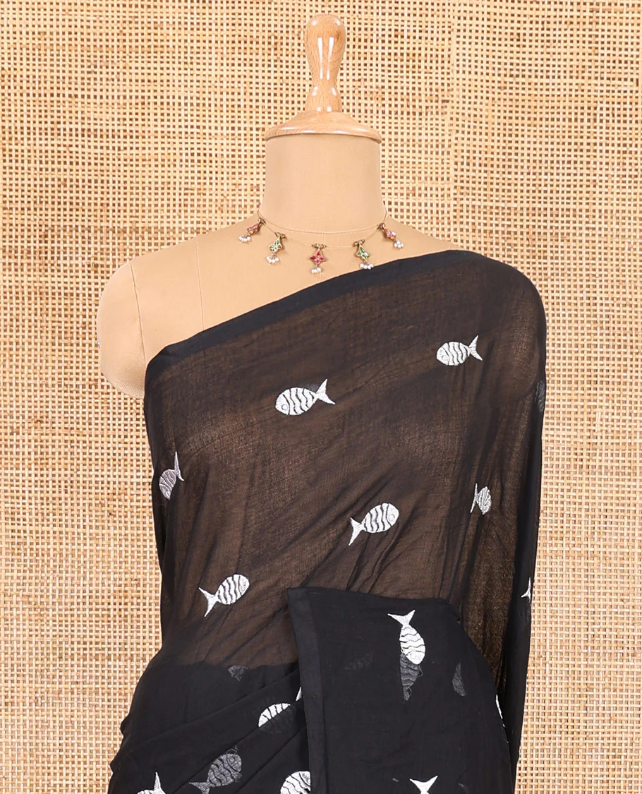 Borderless black fish motifs thread embroidered khadi mul cotton saree, fish motifs thread embroidered pallu, and a matching plain blouse - Image 3