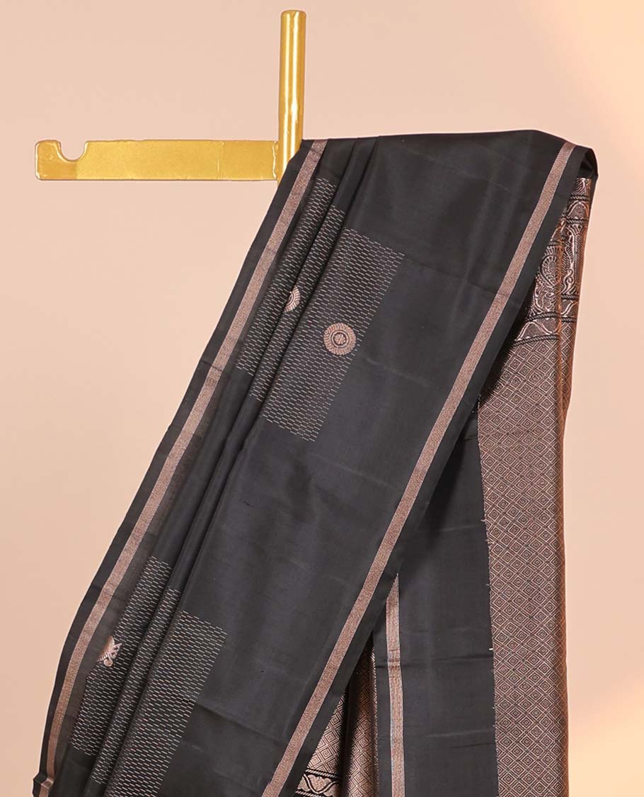Borderless Black Kanchipuram silk saree with mayil chakram & muthu designs, self-pallu of rekku,neli kathir,mayil & jaal - Image 3