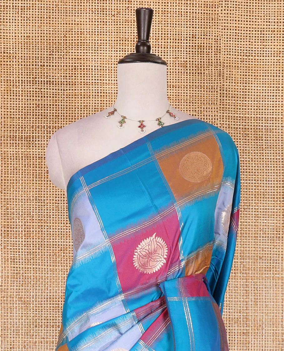 Borderless blue chakra buttas enclosed, checked elite soft silk saree, contrast ogee patterned pallu, and contrast zari design blouse - Image 3