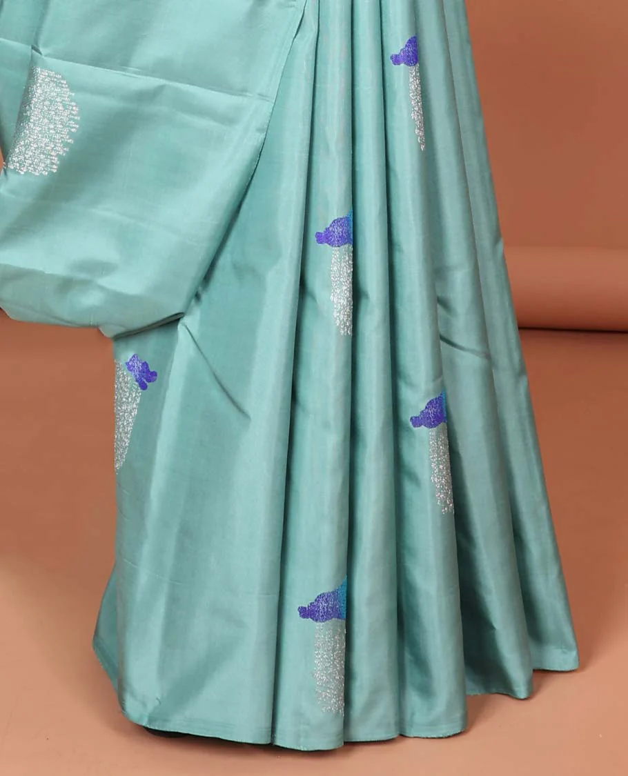 Borderless blue Kanchipuram silksaree with buttas, contrast pallu of floral, paisleys, chakram, and neli designs - Image 4