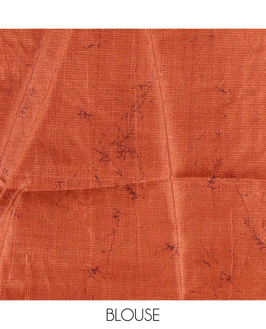 Borderless brown batik-style abstract printed art khadi cotton saree, batik-style abstract printed pallu and contrast batik printed blouse - Image 3