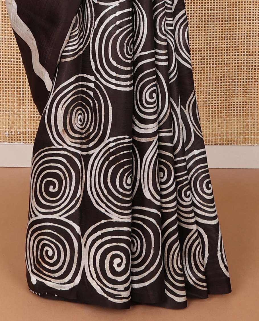 Borderless brown printed silk saree with painting-style triangle, spiral, floral & kathak motifs - Image 4