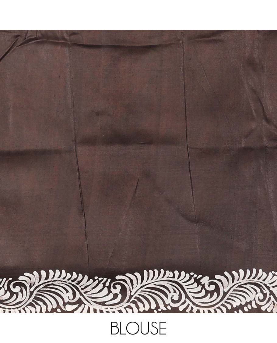 Borderless brown printed silk saree with painting-style triangle, spiral, floral & kathak motifs - Image 5