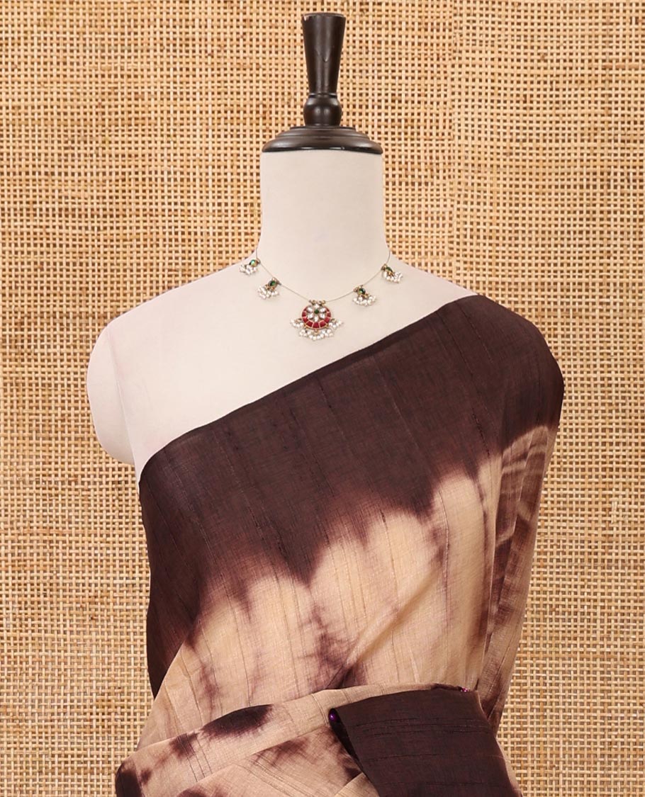 Borderless cream shibori-printed jute tussar silk saree, contrast shibori-printed pallu & contrast blouse - Image 3