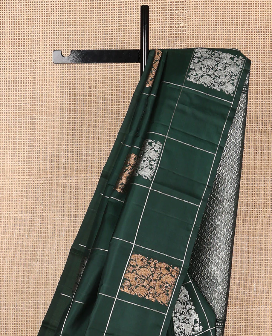Borderless green checked & Vanasingaram buttas Kanchipuram silk saree, self-pallu of intricate designs - Image 4