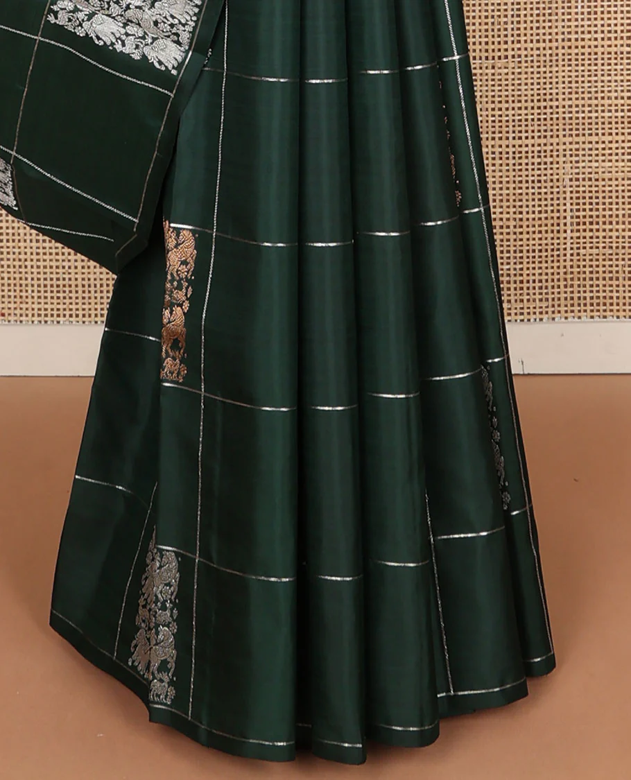 Borderless green checked & Vanasingaram buttas Kanchipuram silk saree, self-pallu of intricate designs - Image 5