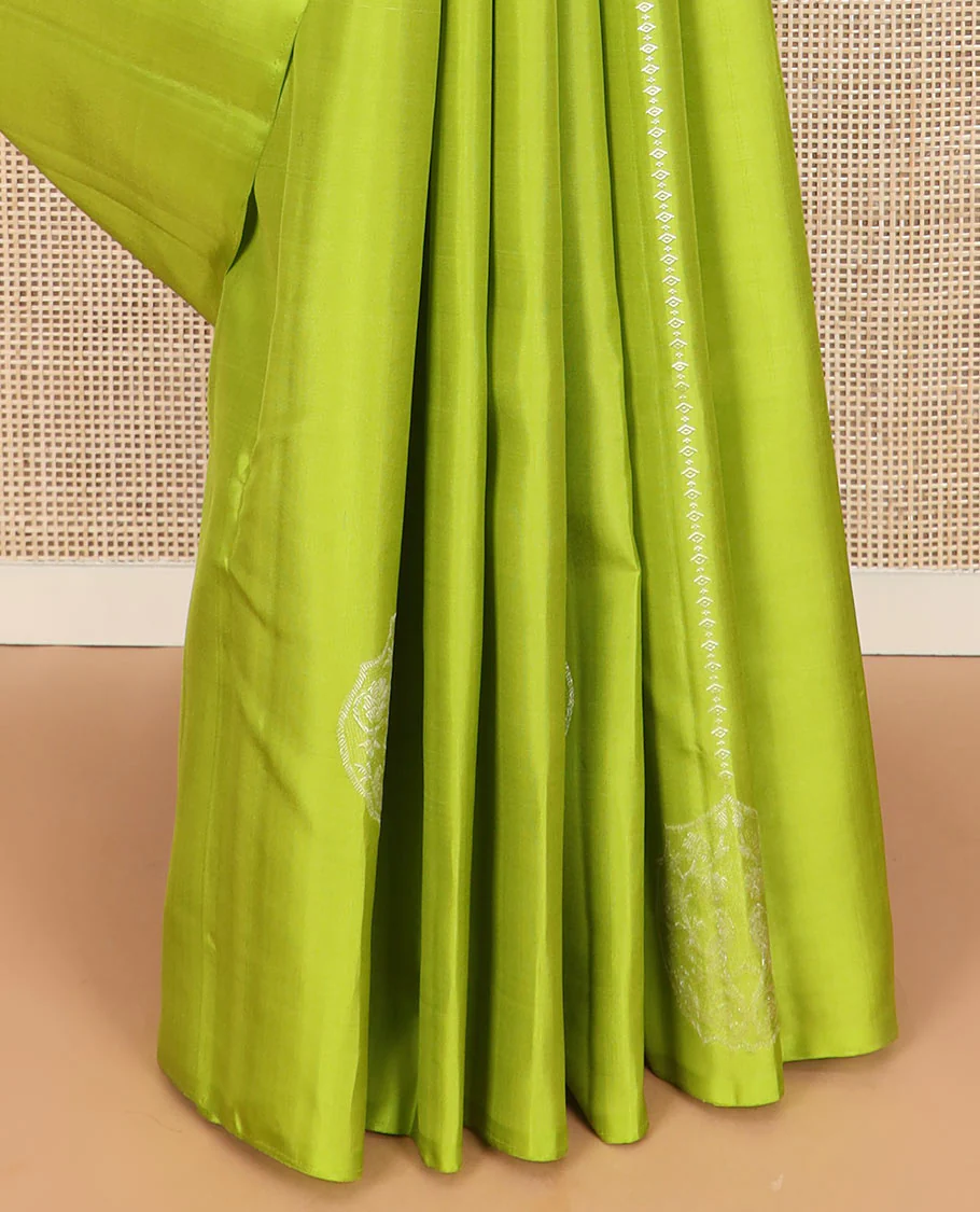 Borderless green zari buttas Kanchipuram silk saree, contrast pallu of thilakam mokku, banaras, muthu, rudraksham, annam, and floral-bird motifs - Image 4