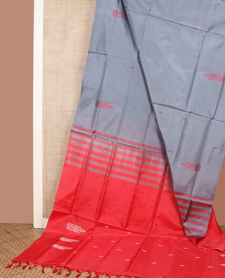 Borderless grey buttas banana pith saree, contrast pallu of floral designs - Image 2