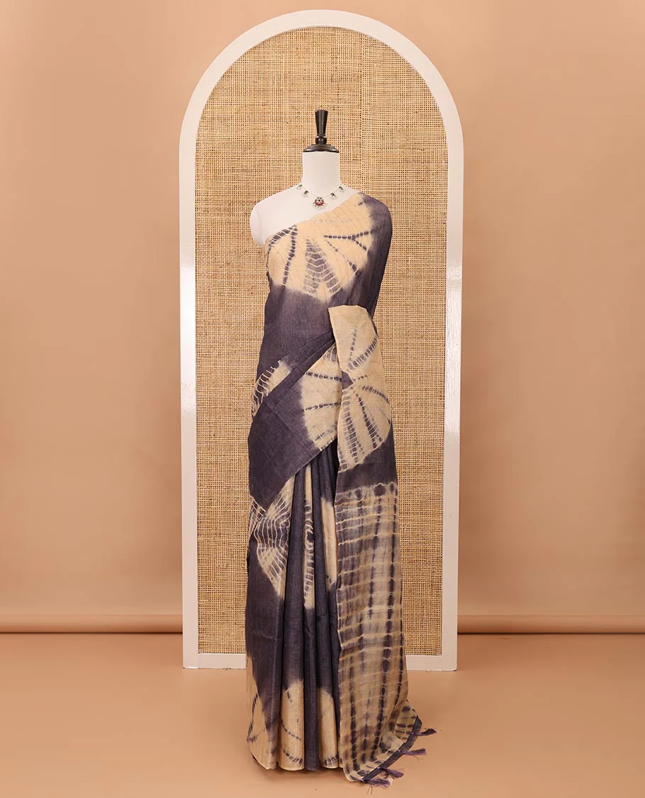 Borderless grey shibori-printed jute tussar silk saree, contrast shibori-printed pallu & contrast blouse - Image 2