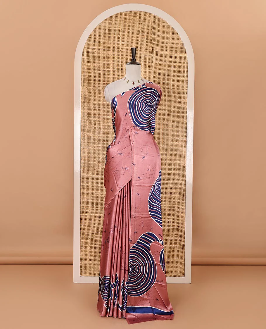 Borderless onion pink batik-style spiral printed satin crepe saree, printed pallu & matching printed blouse - Image 2