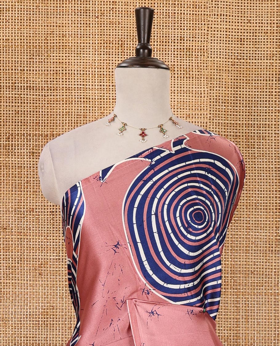 Borderless onion pink batik-style spiral printed satin crepe saree, printed pallu & matching printed blouse - Image 3