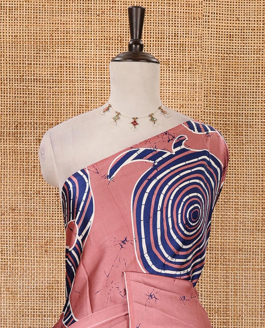 Borderless onion pink batik-style spiral printed satin crepe saree, printed pallu & matching printed blouse - Image 3