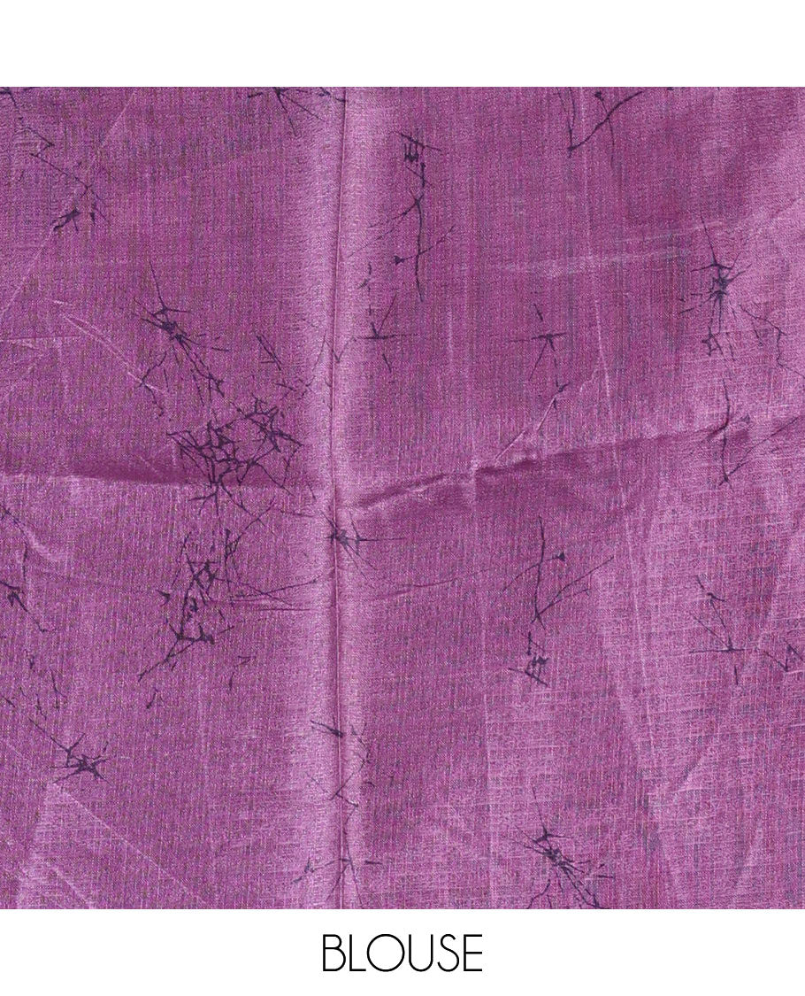 Borderless violet batik-style abstract printed art khadi cotton saree, batik-style abstract printed pallu and contrast batik printed blouse - Image 3