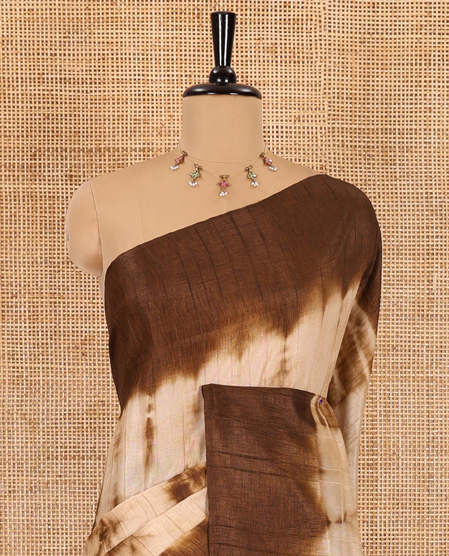 Brown shibori printed jute cotton saree, contrast plain border, plain pallu with tussels, and contrast plain blouse - Image 3