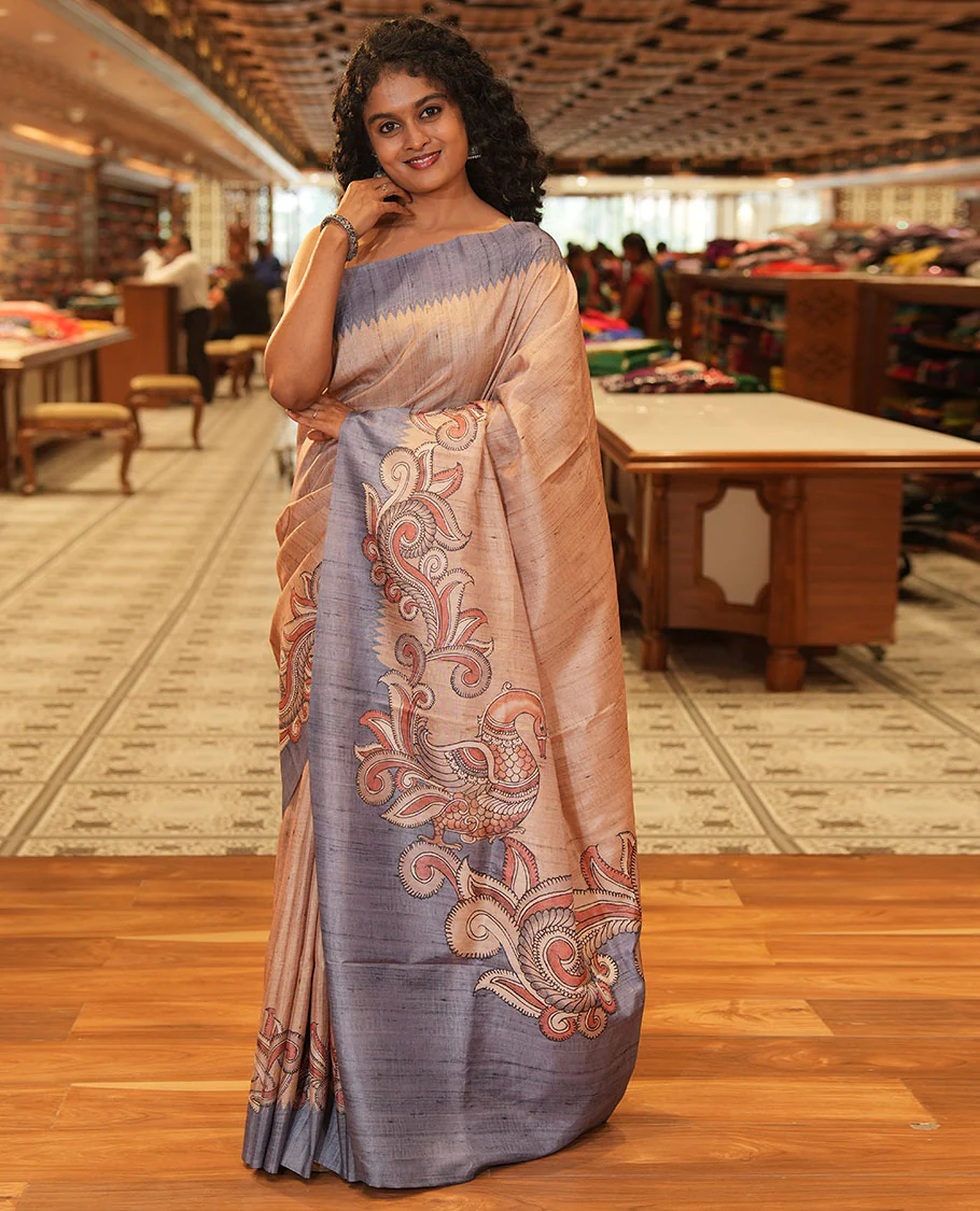 Chikku and Grey Plain Semi-Tussar Saree Accentuated with a Contrast Temple Kalamkari Floral-Printed Border, Featuring a Pallu Adorned with Kalamkari Peacock Print, Paired with a Printed Blouse - Image 3