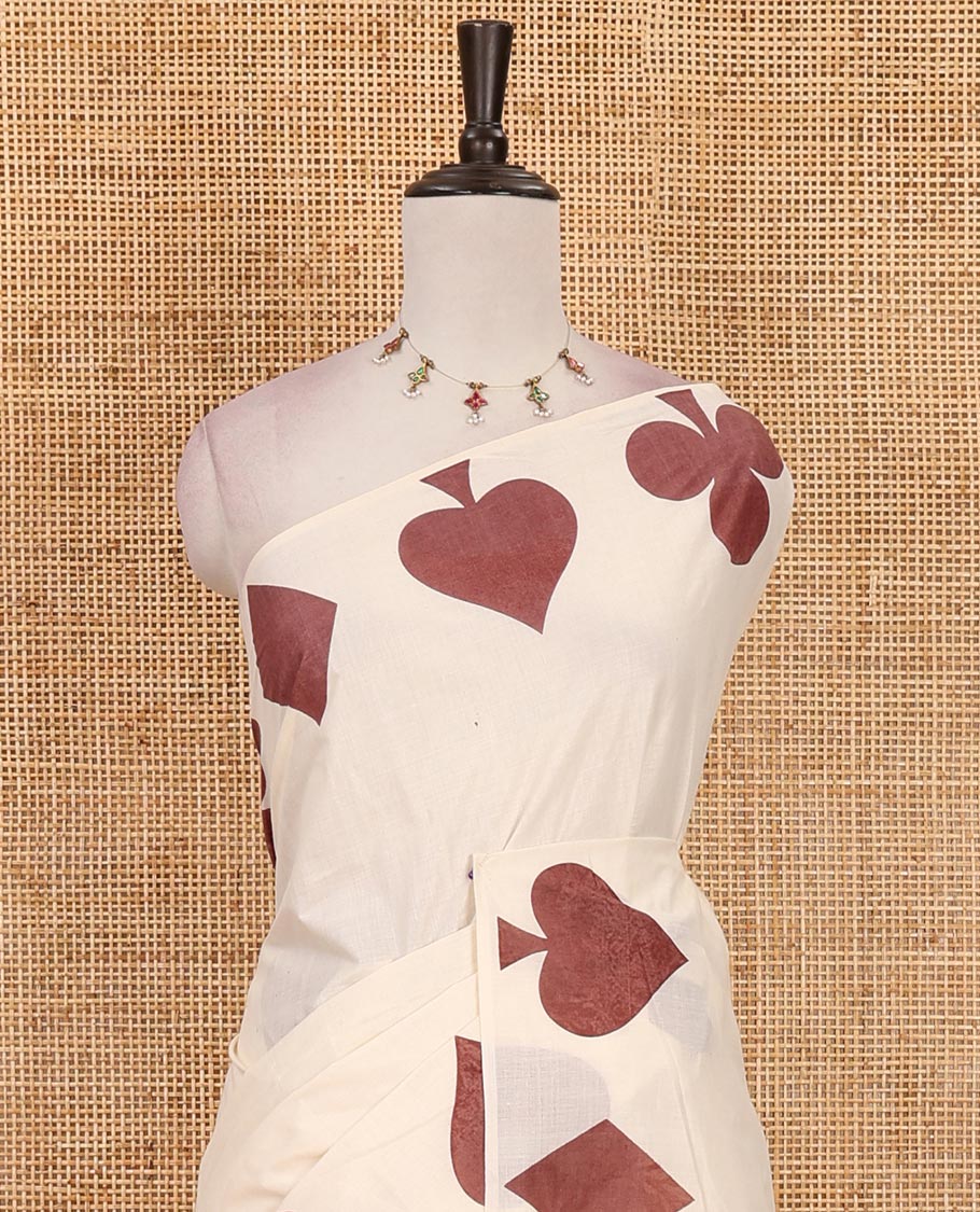 Cream-brown plain Kerala cotton saree, contrast color cards-theme printed border of Diamonds, Clubs, and Spades, leheriya-striped pallu, and plain blouse - Image 3