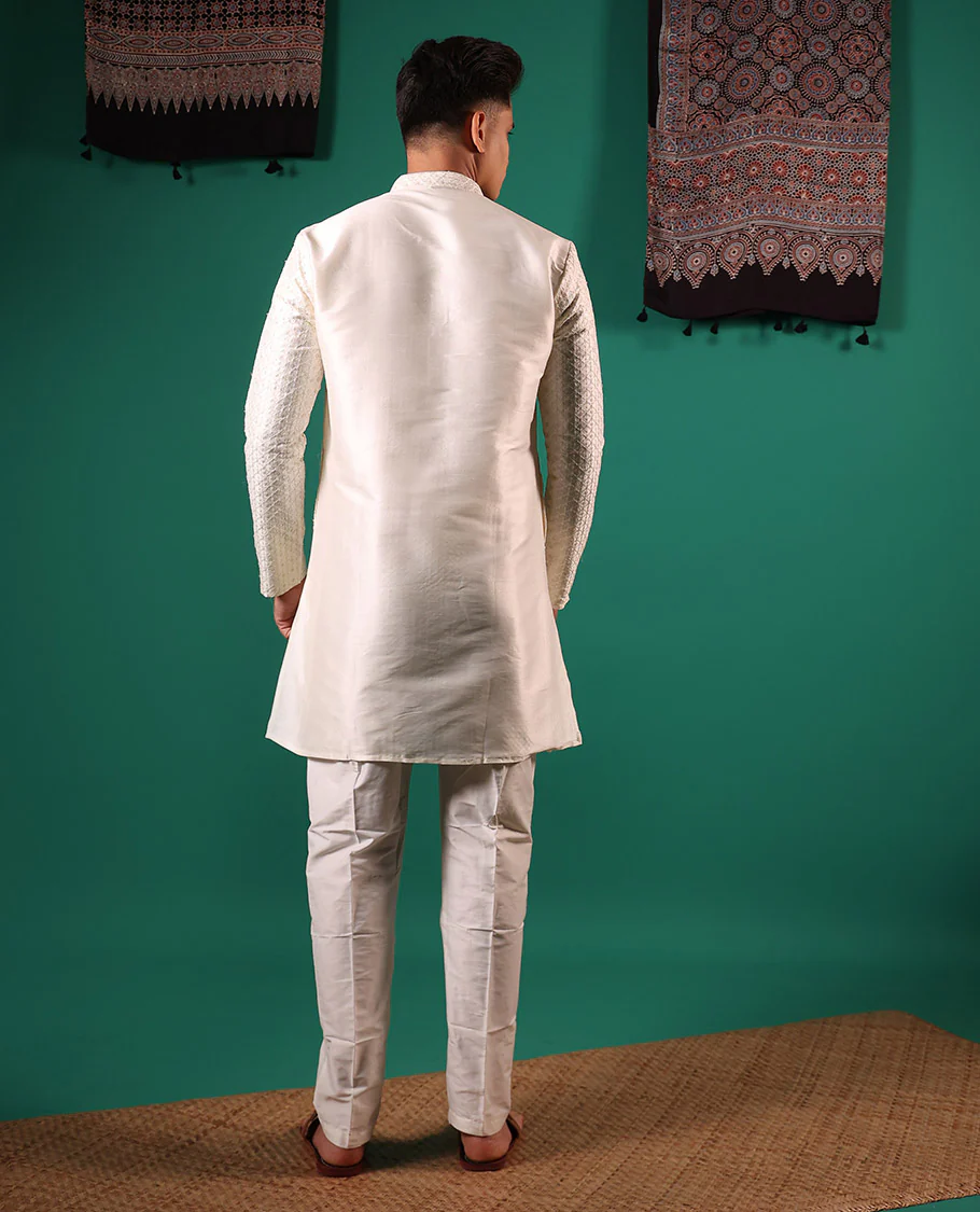 Cream jaal pattern embroidered full-sleeved men's kurta - Image 5