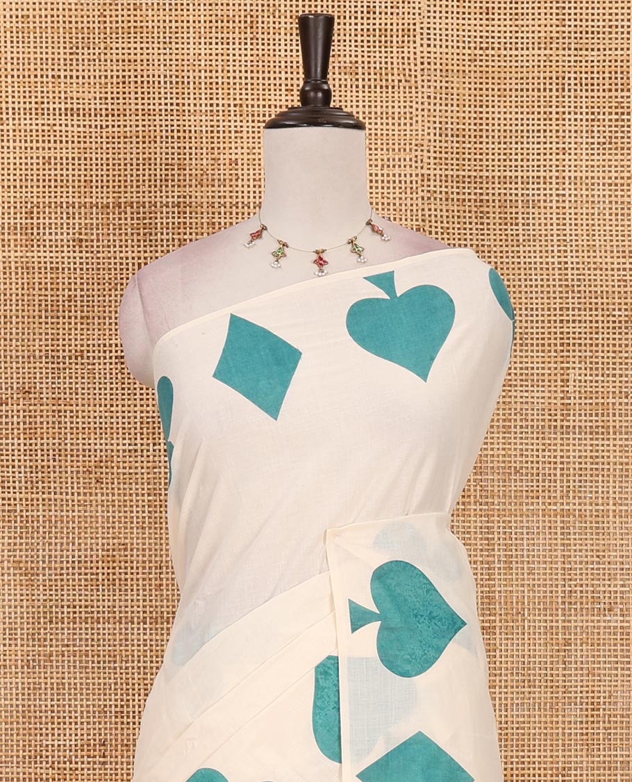 Cream-rama plain Kerala cotton saree, contrast color cards-theme printed border of Diamonds, Clubs, and Spades, leheriya-striped pallu, and plain blouse - Image 3