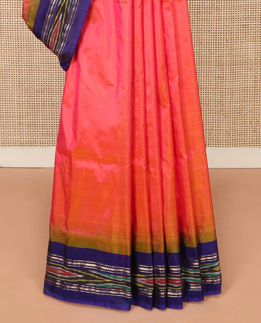 Dark Peach Plain Ikkat Silk Saree with a Contrast Rani Pink Border Accentuated by a Hazy Ikkat Weave, Featuring a Pallu Flanked by Stripes and Ikkat Texture - Image 4