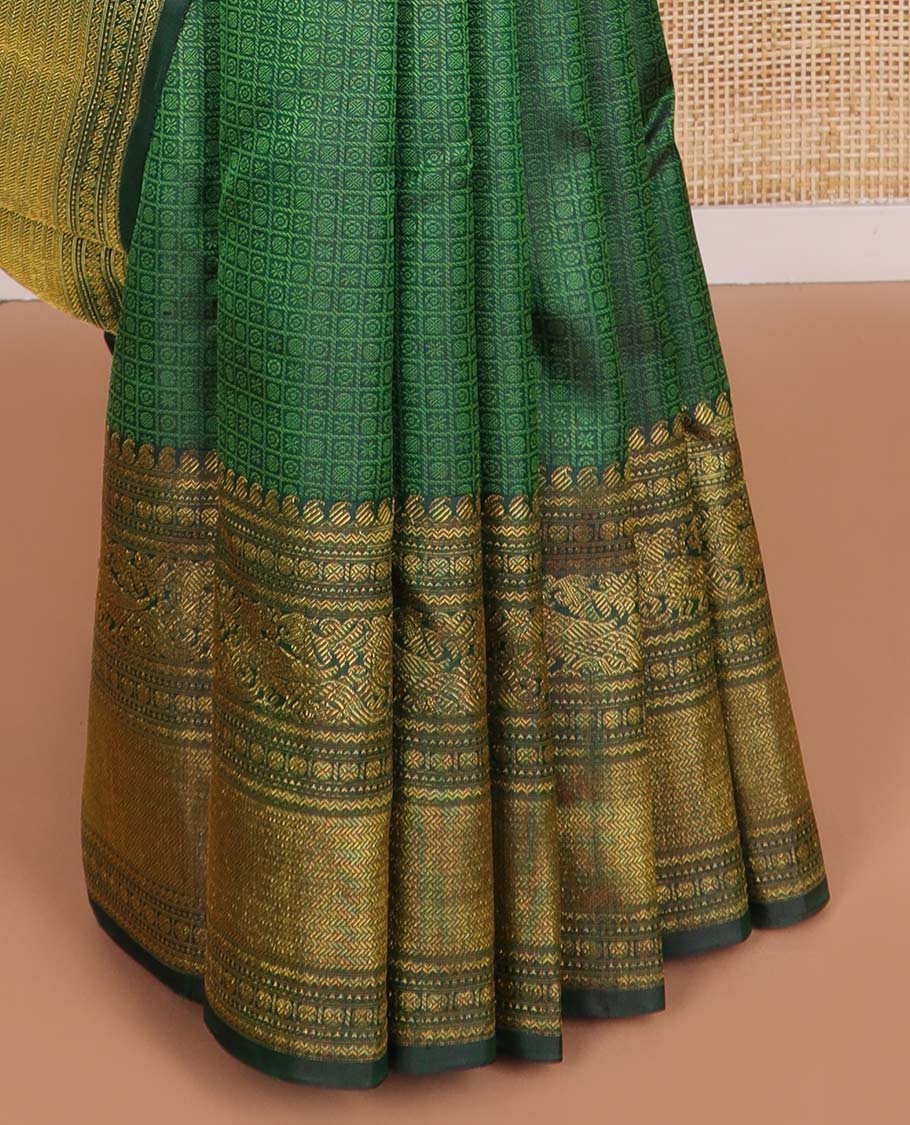 Green checked, floral design Parampara silk saree with self border of manga, paun, muth, kathir design & jaal design pallu - Image 5