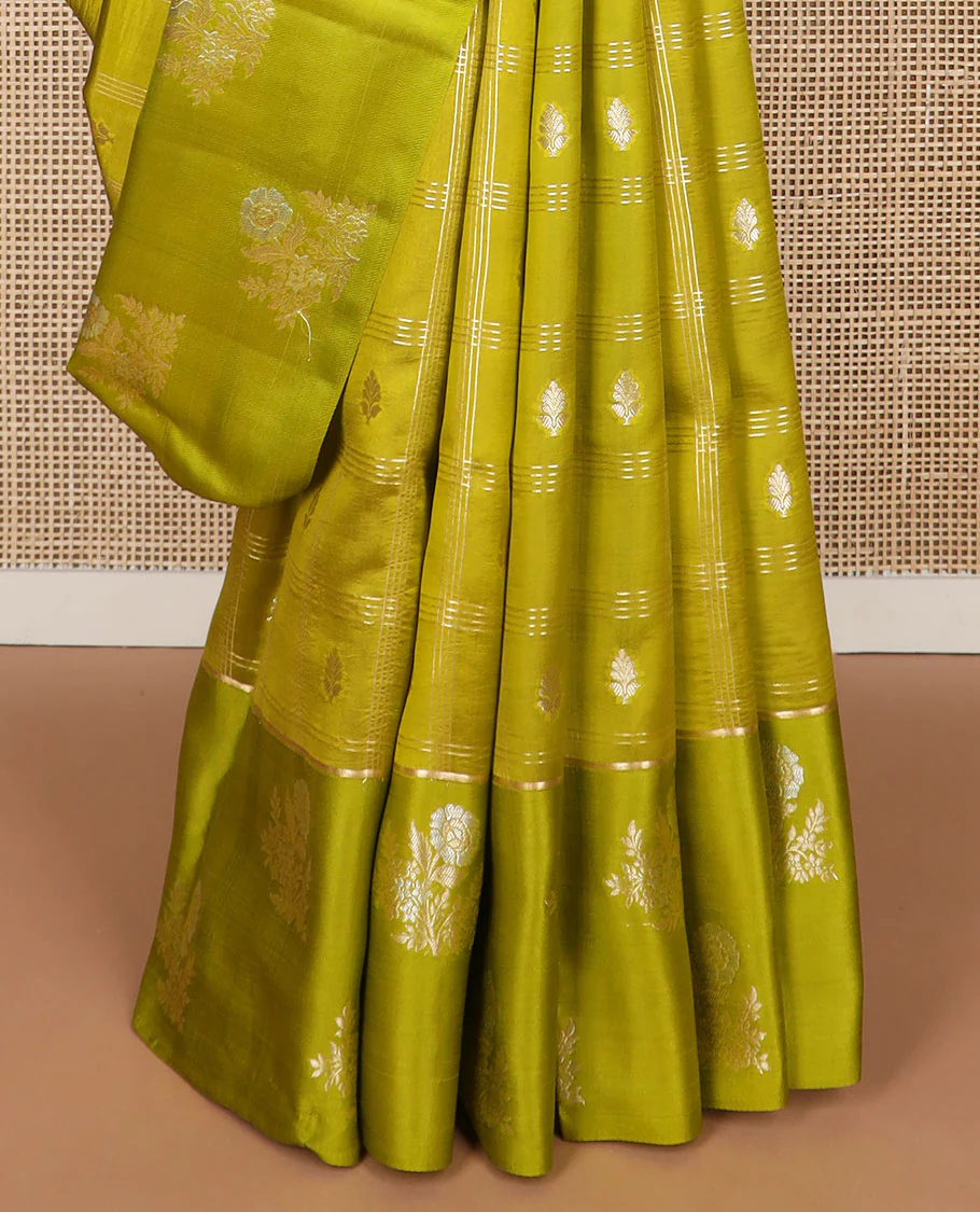 Green checkered, floral motifs raw mango silk saree with contrast floral design border & jaal design pallu - Image 5