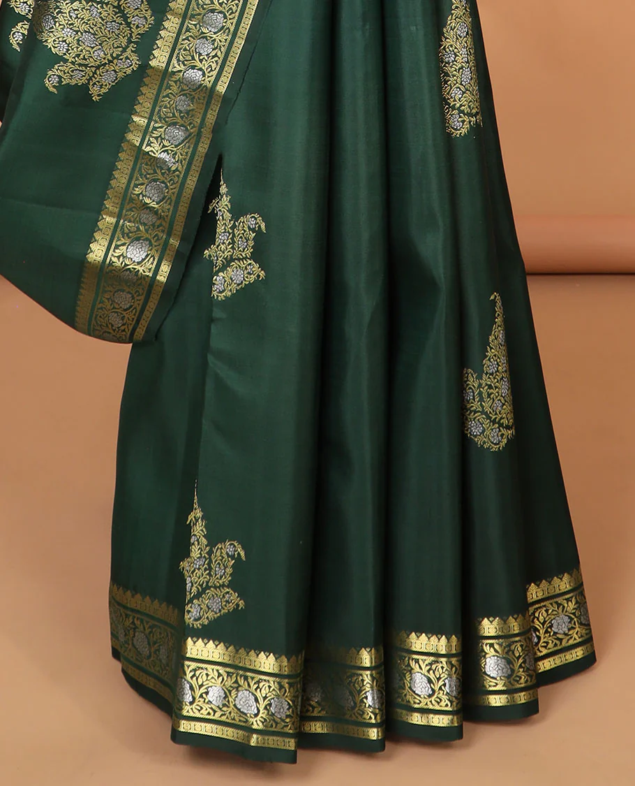 Green floral buttas kancheepuram silk saree with self border of rekku, paun, kodi visiry design & floral striped design pallu - Image 4