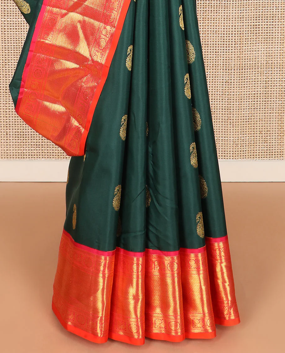 Green manga buttas Kanchipuram silk saree, contrast border of kathir, banaras, mayil, and chakram designs, and intricate pallu - Image 4