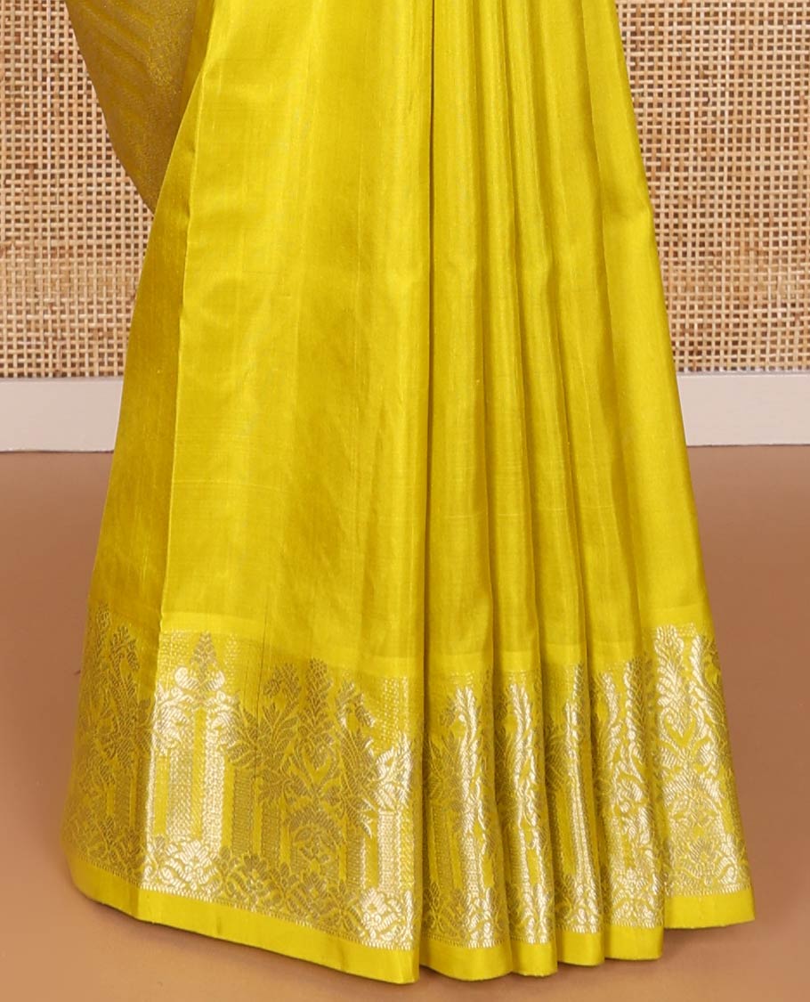 Green motifs venkatagiri silk saree with self zari design border & floral design pallu - Image 5
