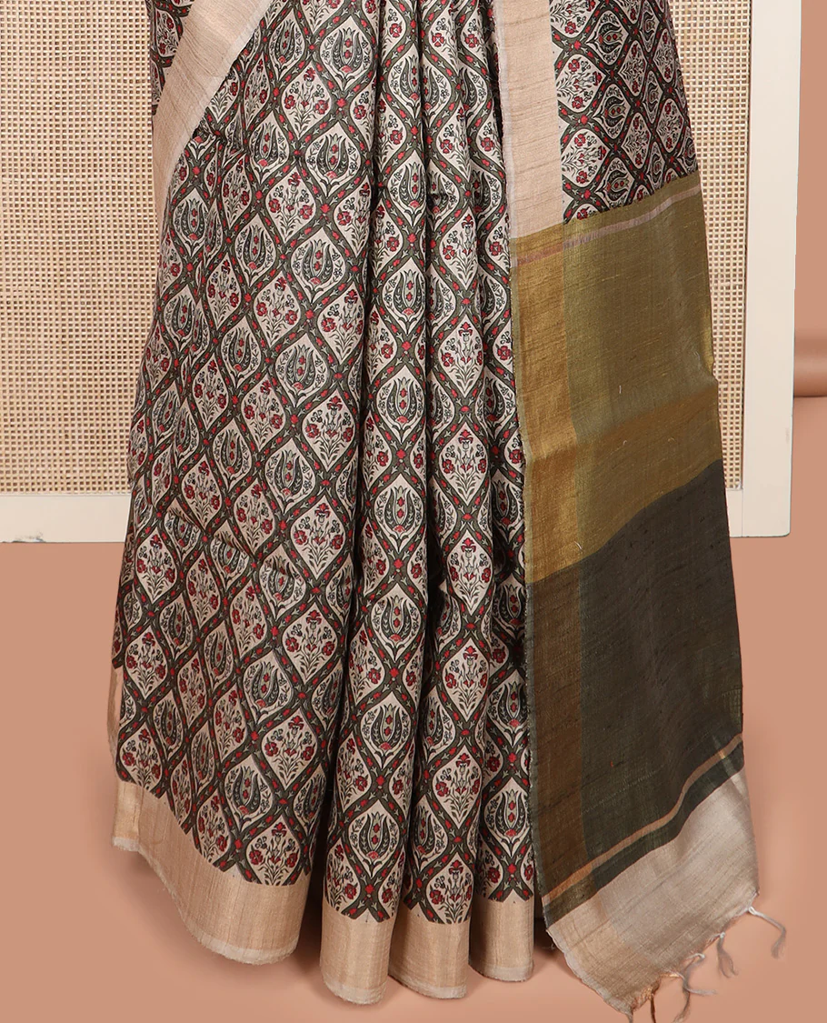Green ogee patterned tussar silk saree, contrast bavanji border, and double-color plain pallu - Image 3