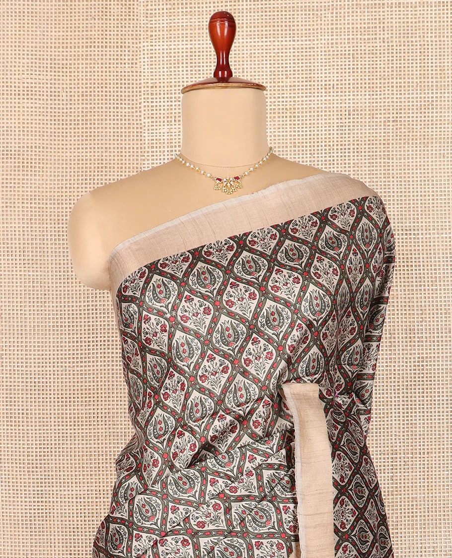 Green ogee patterned tussar silk saree, contrast bavanji border, and double-color plain pallu - Image 4