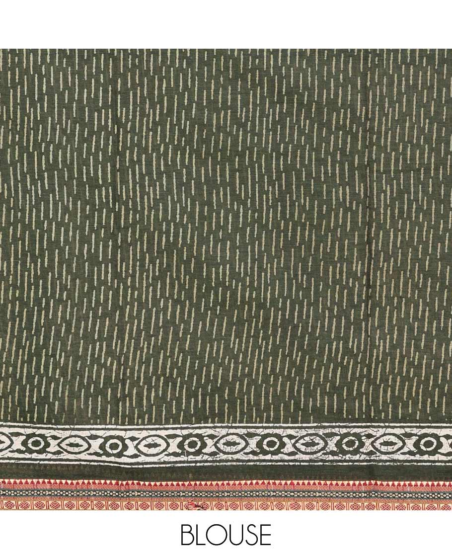 Green ogee patterns printed mul mul cotton saree, contrast traditional thread border, and geometric printed pallu - Image 3