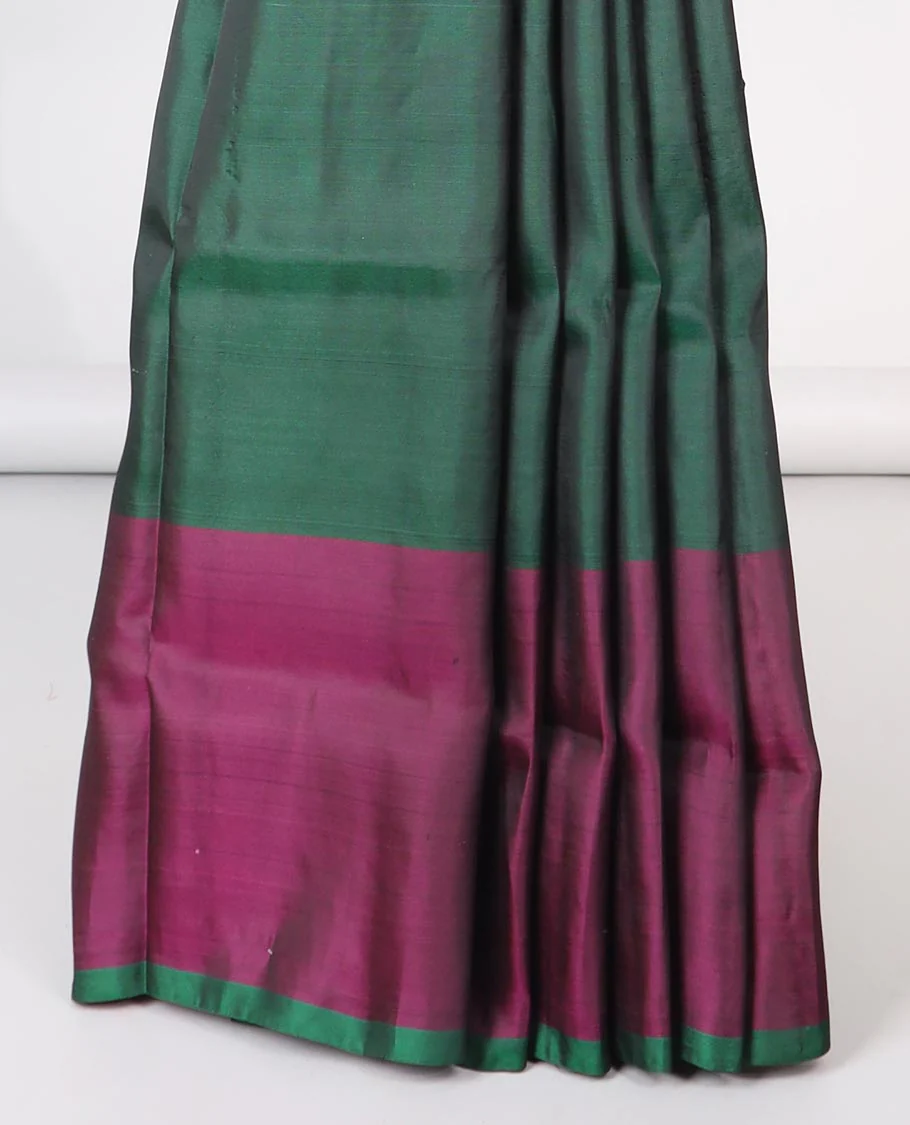 Green paisley motifs semi-soft silk saree with contrast border & pallu of intricate zari design pallu - Image 4