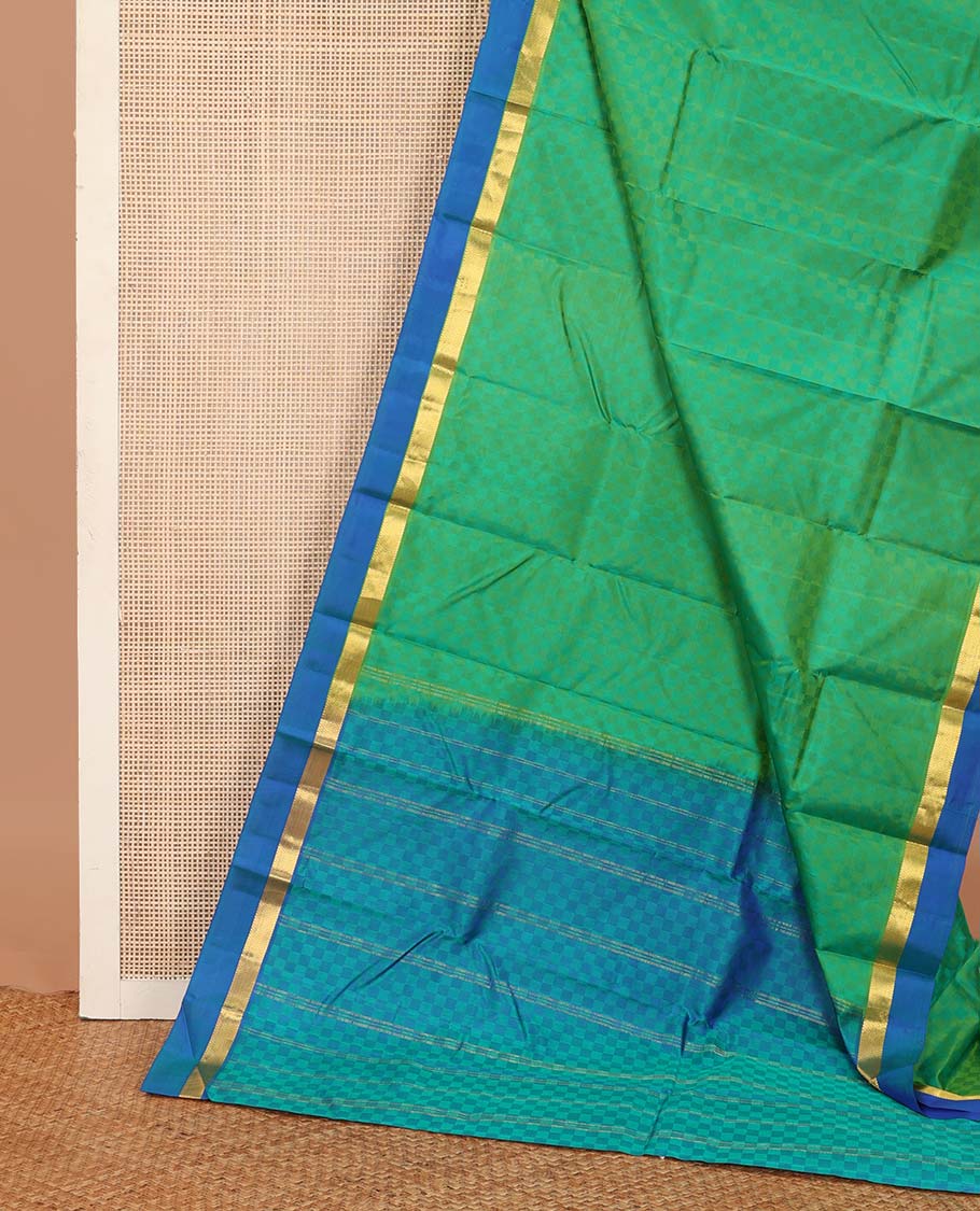 Green paiyadi kattam Kanchipuram silk saree, contrast border of muthu, and vanki designs, and zari striped pallu - Image 3