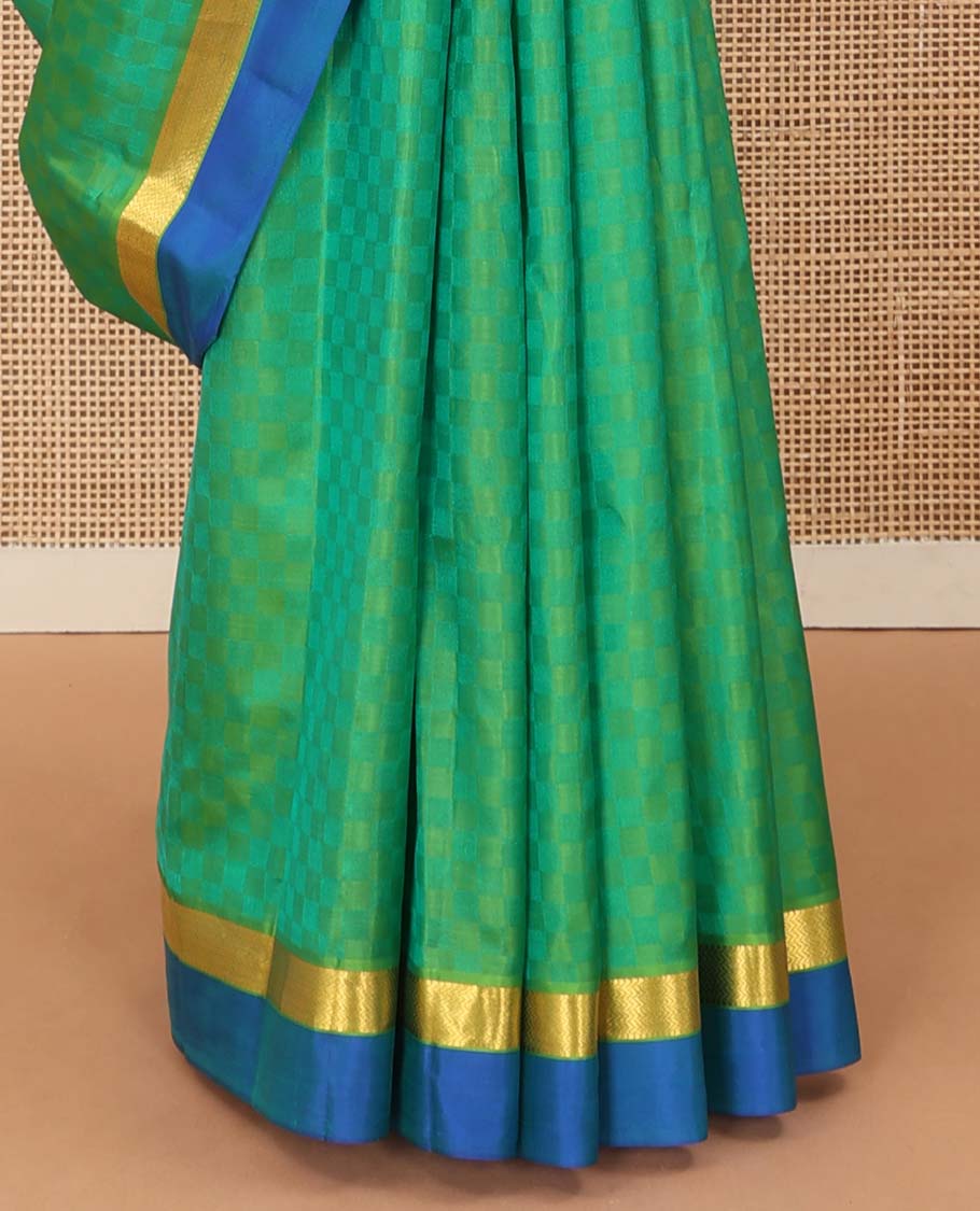 Green paiyadi kattam Kanchipuram silk saree, contrast border of muthu, and vanki designs, and zari striped pallu - Image 5