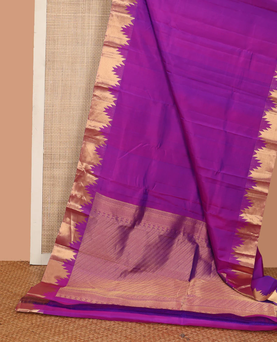 Rani pink plain Kanchipuram silk saree, thazampoo rekku zari border, and diagonally woven geometric patterned pallu - Image 3