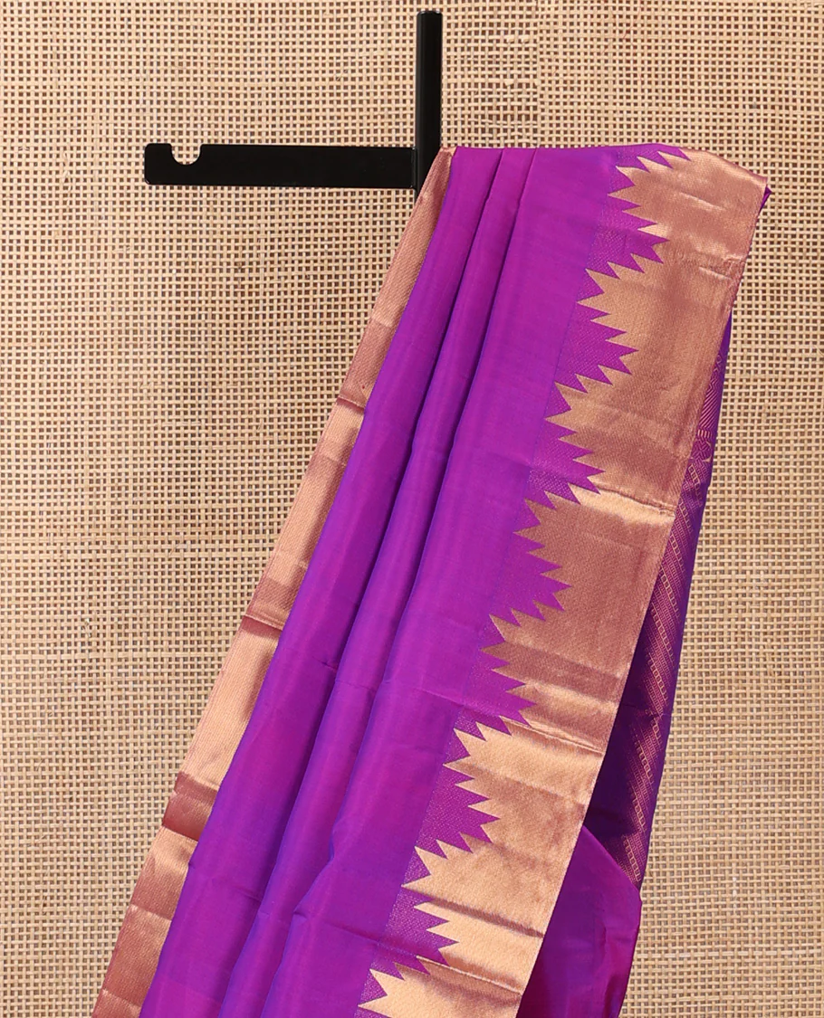 Rani pink plain Kanchipuram silk saree, thazampoo rekku zari border, and diagonally woven geometric patterned pallu - Image 4