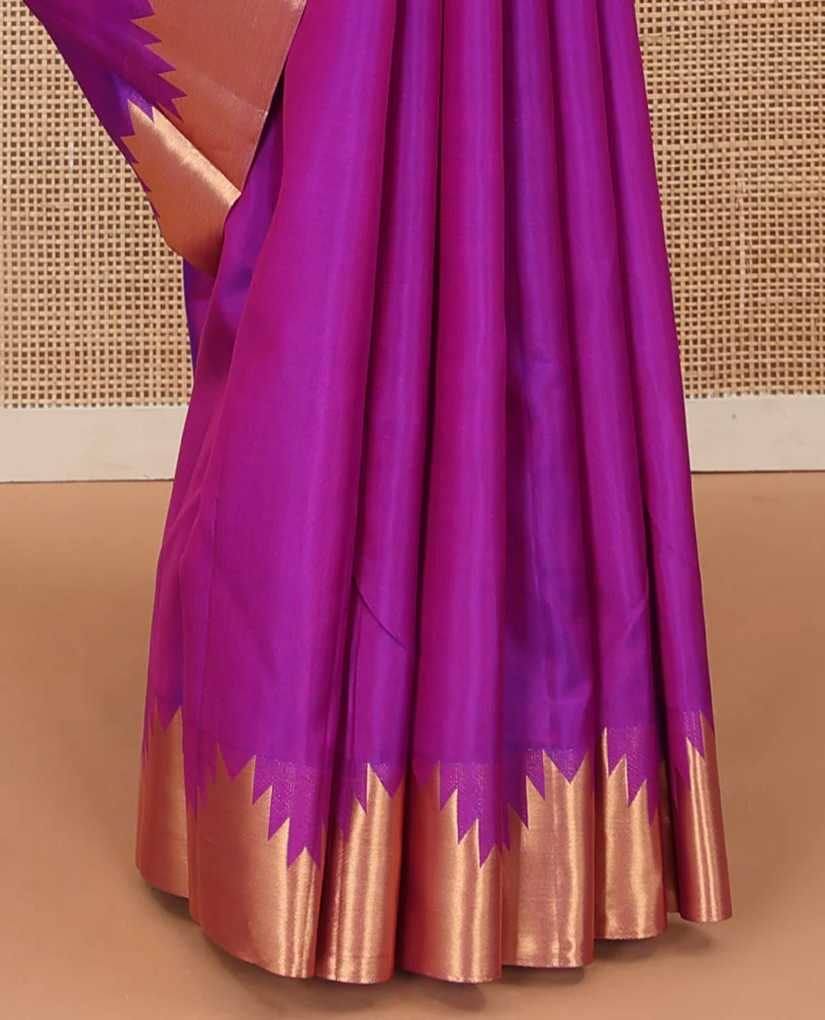 Rani pink plain Kanchipuram silk saree, thazampoo rekku zari border, and diagonally woven geometric patterned pallu - Image 5