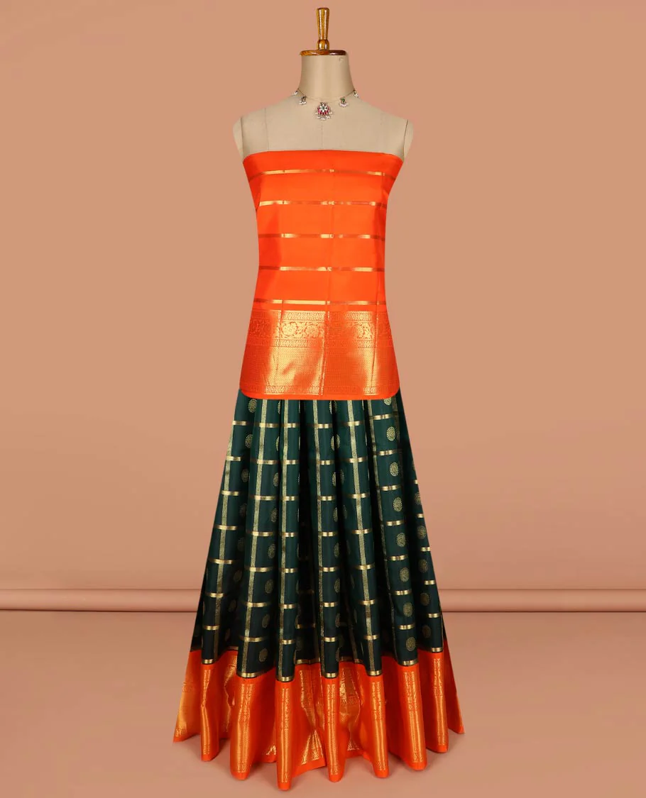 Green pure-silk half-saree, chakram butta enclosed checked skirt, contrast kodi visiry and mayil kann  border, zari design blouse, and manga butta enclosed jaal dhavani - Image 3