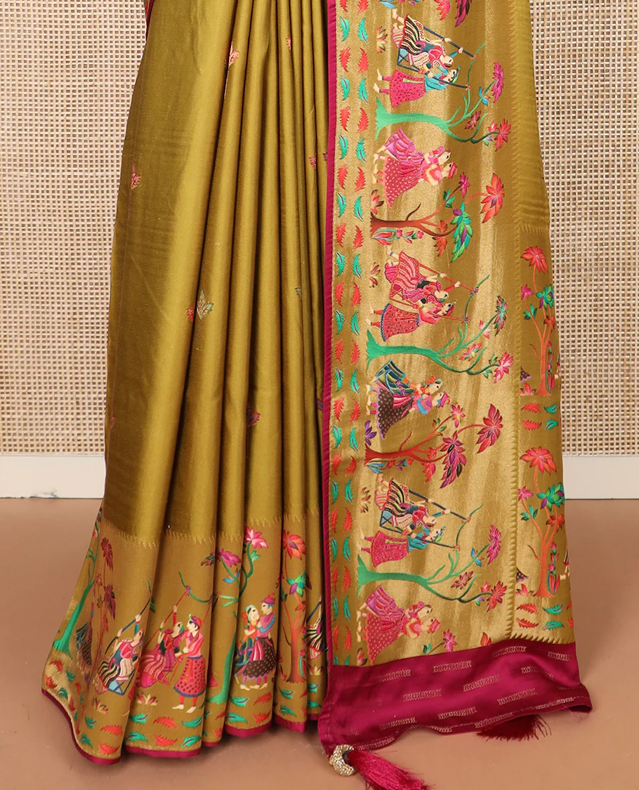 Green unique motifs printed dola silk saree, gleaming zari border, and pallu of Mughal-style man and women motifs - Image 4