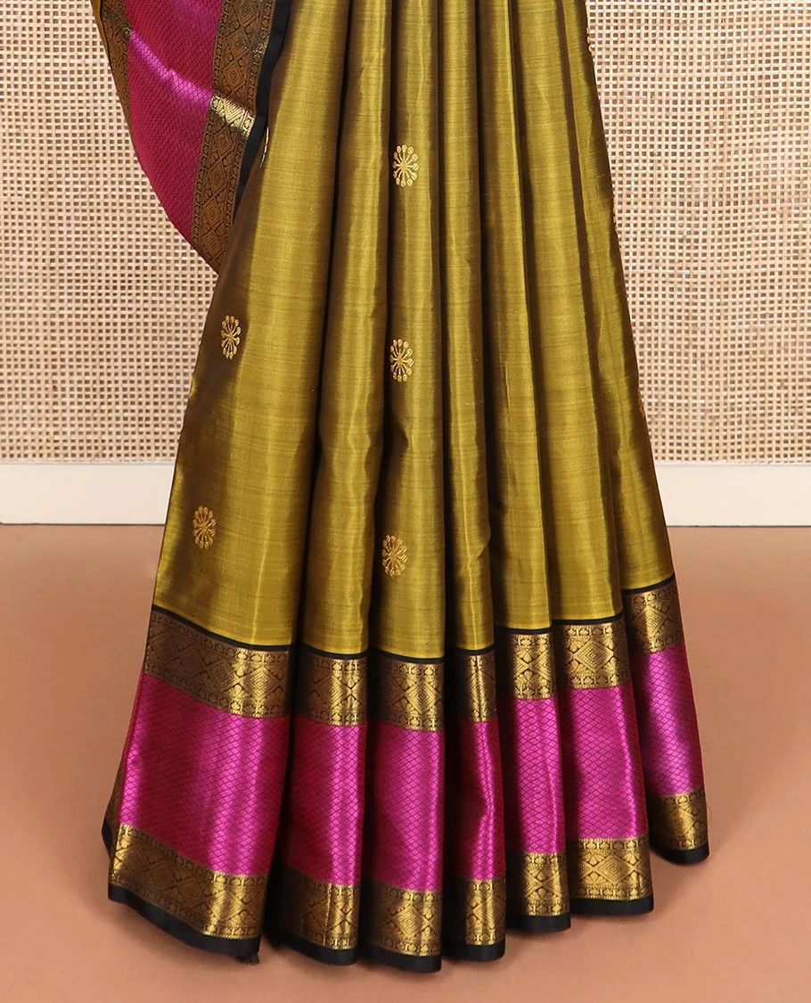 Green zari buttas Kanchipuram silk saree, contrast border of diamond, and mayil kann designs, and intricate pallu - Image 5