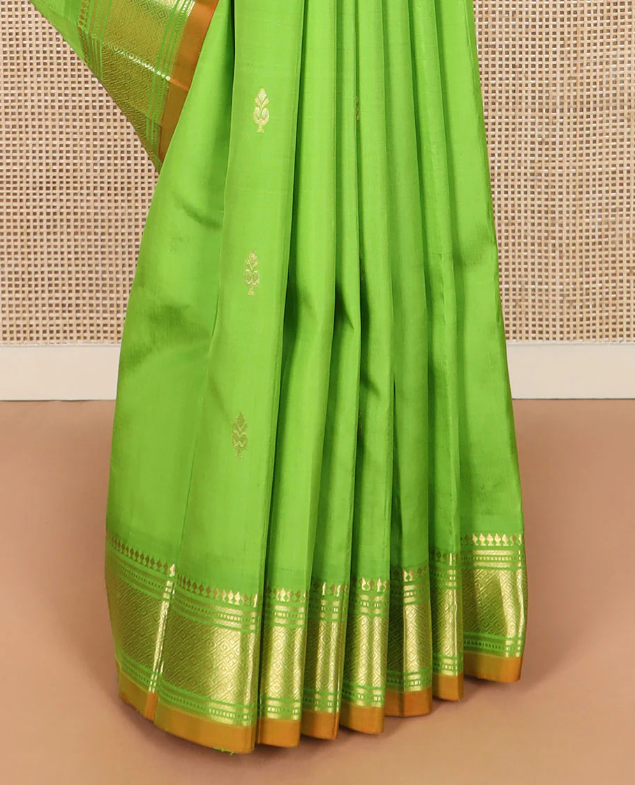 Green zari buttas Kanchipuram silk saree, zari border of paneer sombu, banaras, muthu, and jaal designs, and zari design pallu - Image 4